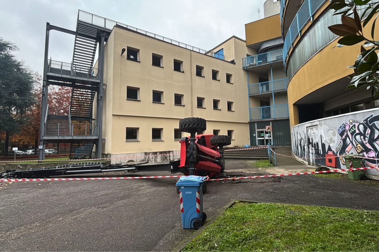 Cede l’asfalto e la piattaforma crolla: operaio precipita nel vuoto, è gravissimo