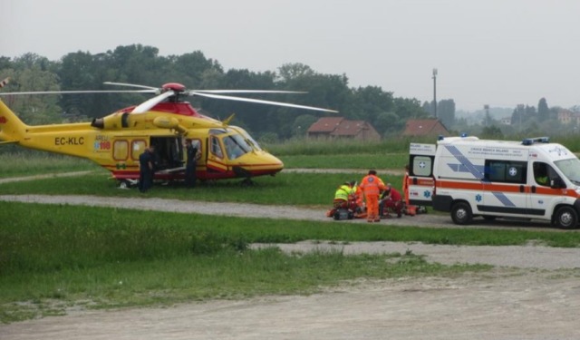 Investito e trascinato per metri da un camion in manovra, muore imprenditore
