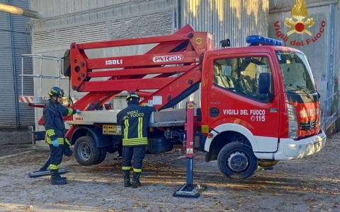 Precipita dal tetto di un silos, muore operaio 47enne. Postino schiacciato dalla sua auto, è gravissimo