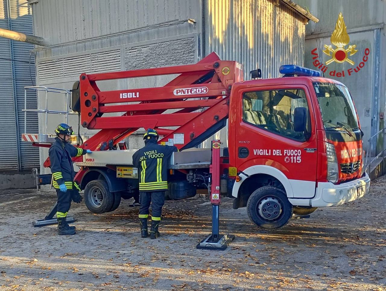 Precipita dal tetto di un silos, muore operaio 47enne. Postino schiacciato dalla sua auto, è gravissimo