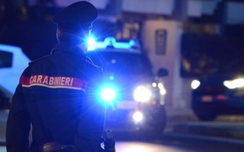 Anziano sorprende i ladri i casa e spara: non è indagato. Meloni: “La difesa è sempre legittima”