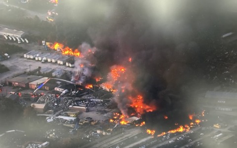 Ennesimo allarme droni, stavolta in Belgio: riaperti i due scali chiusi. Incidente aereo negli Usa, sette vittime e 11 sopravvissuti