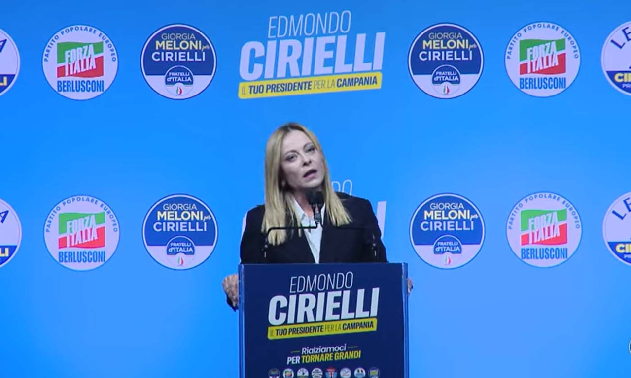 Manovra, Meloni da Napoli: “L’Italia è diventata di nuovo credibile”. Opposizione compatta sugli emendamenti