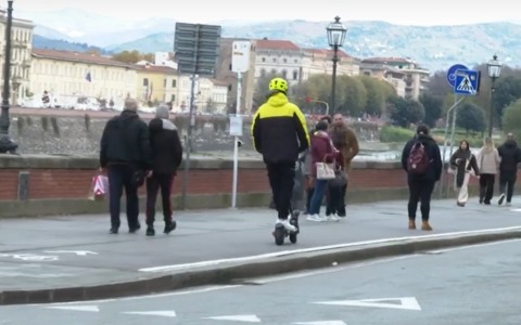 Incompatibili con il nuovo Codice della Strada, Firenze dice addio ai monopattini a noleggio