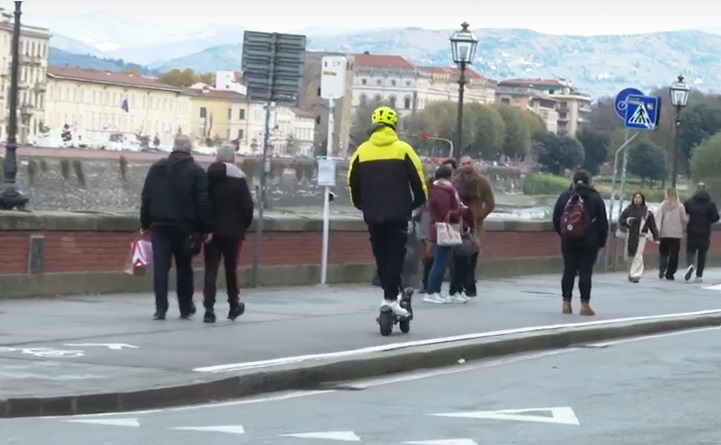 Incompatibili con il nuovo Codice della Strada, Firenze dice addio ai monopattini a noleggio