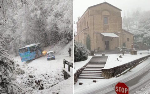 Neve in Lombardia tra magia e disagi: bus di studenti di traverso a ridosso di una scarpata. Le foto