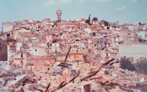 45 anni fa il terremoto in Irpinia. Mattarella: “Sprone alla ricerca di soluzioni adeguate”