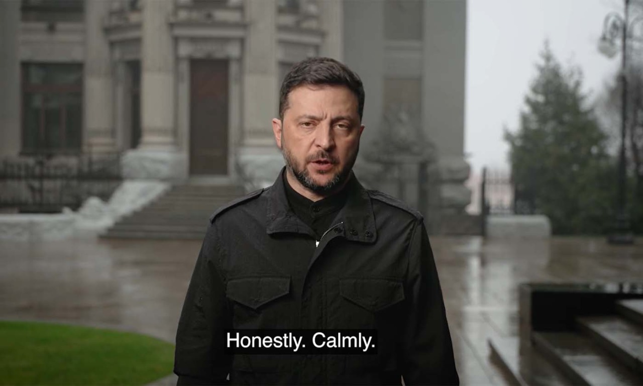 Trump preme, Zelensky alla nazione: “Dobbiamo scegliere fra la dignità a l’alleato Americano”