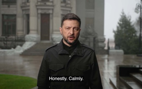 Trump preme, Zelensky alla nazione: “Dobbiamo scegliere fra la dignità a l’alleato Americano”