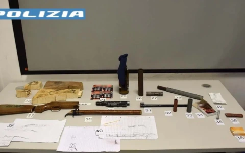 Terrorismo e odio online, 15enne arrestato: in casa armi artigianali in preparazione
