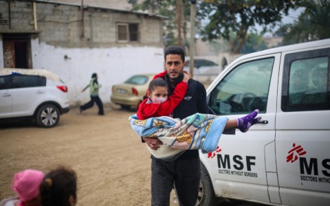 Israele intralcia Medici Senza Frontiere a Gaza: nuove regole sulle ONG minacciano cure salvavita