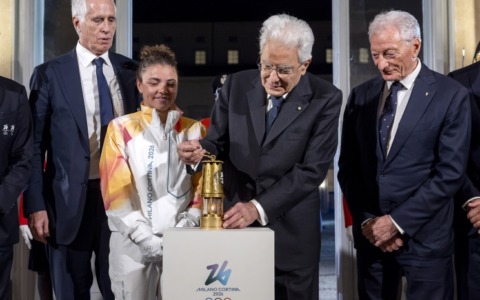 Mattarella accoglie la Fiamma Olimpica di Milano-Cortina 2026: al Quirinale il via ufficiale al viaggio della Torcia