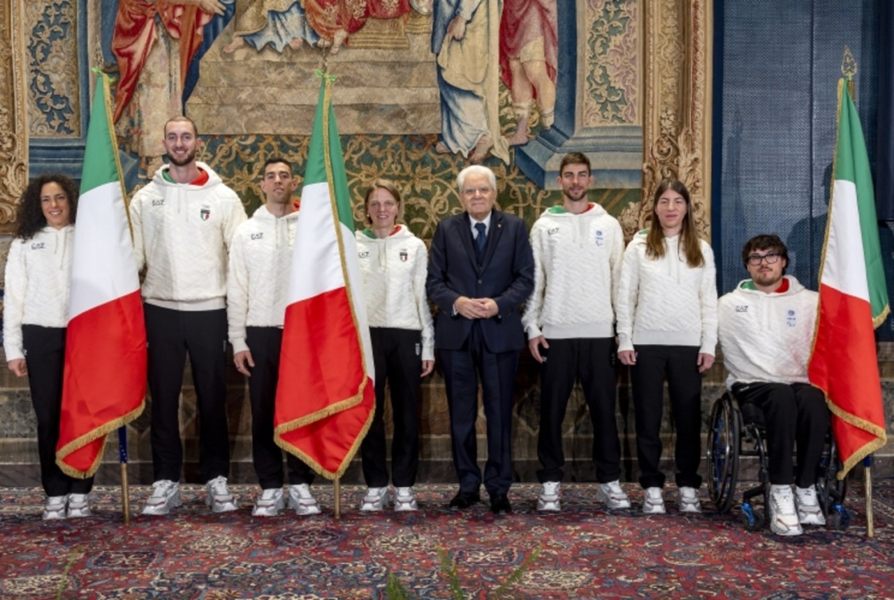 Olimpiadi Milano-Cortina 2026, Mattarella affida il tricolore agli atleti: “Sono vostro tifoso”