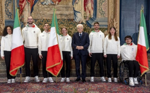 Olimpiadi Milano-Cortina 2026, Mattarella affida il tricolore agli atleti: “Sono vostro tifoso”