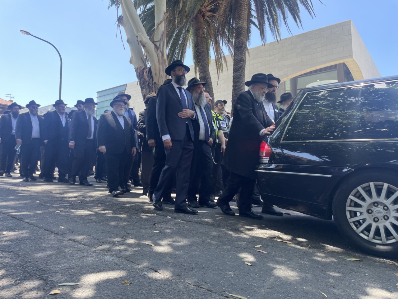 Bondi Beach, 59 capi d’accusa per l’attentatore. Primi funerali a Sidney