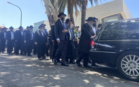 Bondi Beach, 59 capi d’accusa per l’attentatore. Primi funerali a Sidney