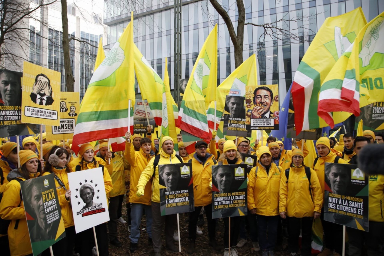 Protesta Coldiretti a Bruxelles: Lula chiama Meloni e si posticipa il summit per trovare una mediazione
