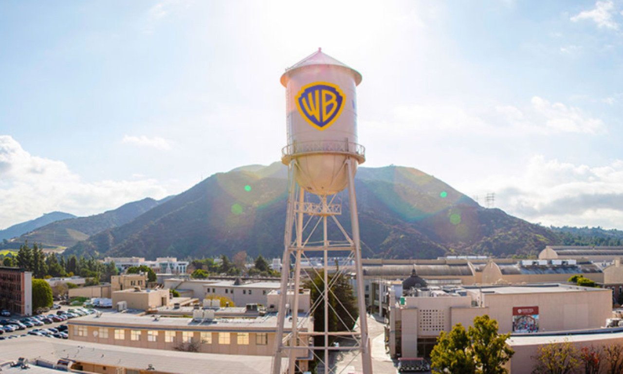 Guerra tra Netflix e Paramount per comprare Warner Bros Discovery, interviene anche Trump