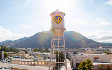 Guerra tra Netflix e Paramount per comprare Warner Bros Discovery, interviene anche Trump