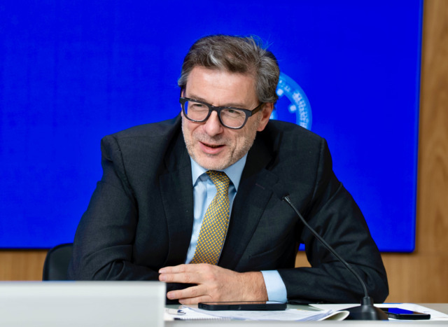 Manovra 2027, Giorgetti tratta con Bruxelles: alla famiglie fondi per l’energia