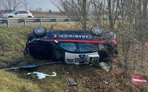 Lanciano un piccone contro l’auto dei Carabinieri e la fanno ribaltare fuori strada