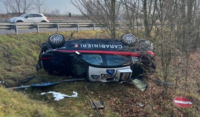 Lanciano un piccone contro l’auto dei Carabinieri e la fanno ribaltare fuori strada