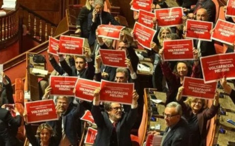 Manovra, scontro dopo il sì del Senato: governo soddisfatto, protesta delle opposizioni