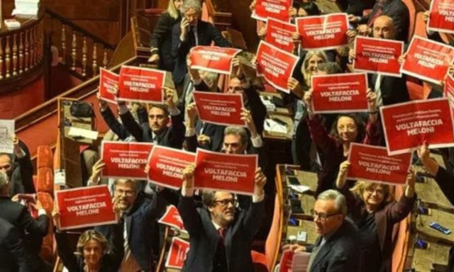 Manovra, scontro dopo il sì del Senato: governo soddisfatto, protesta in Aula delle opposizioni