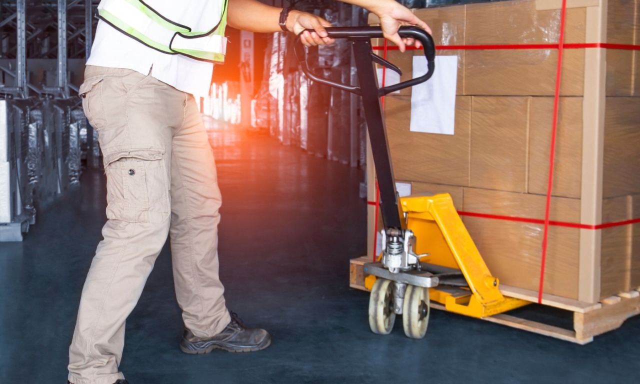 Autista muore colto da malore mentre scarica la merce dal furgone