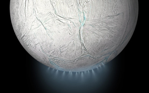 Sotto il ghiaccio di una luna di Saturno potrebbe nascondersi un oceano in grado di ospitare la vita