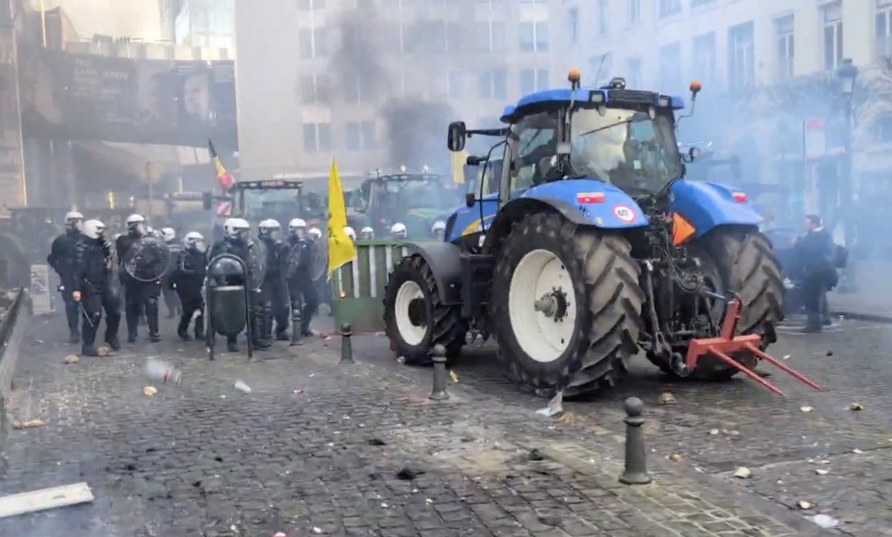 Bruxelles assediata dai trattori: scontri con la polizia durante la protesta degli agricoltori