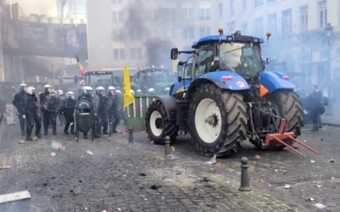 Bruxelles assediata dai trattori: scontri con la polizia durante la protesta degli agricoltori