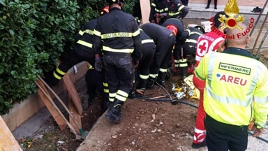 Frana in uno scavo in cantiere, tre operai travolti e sepolti