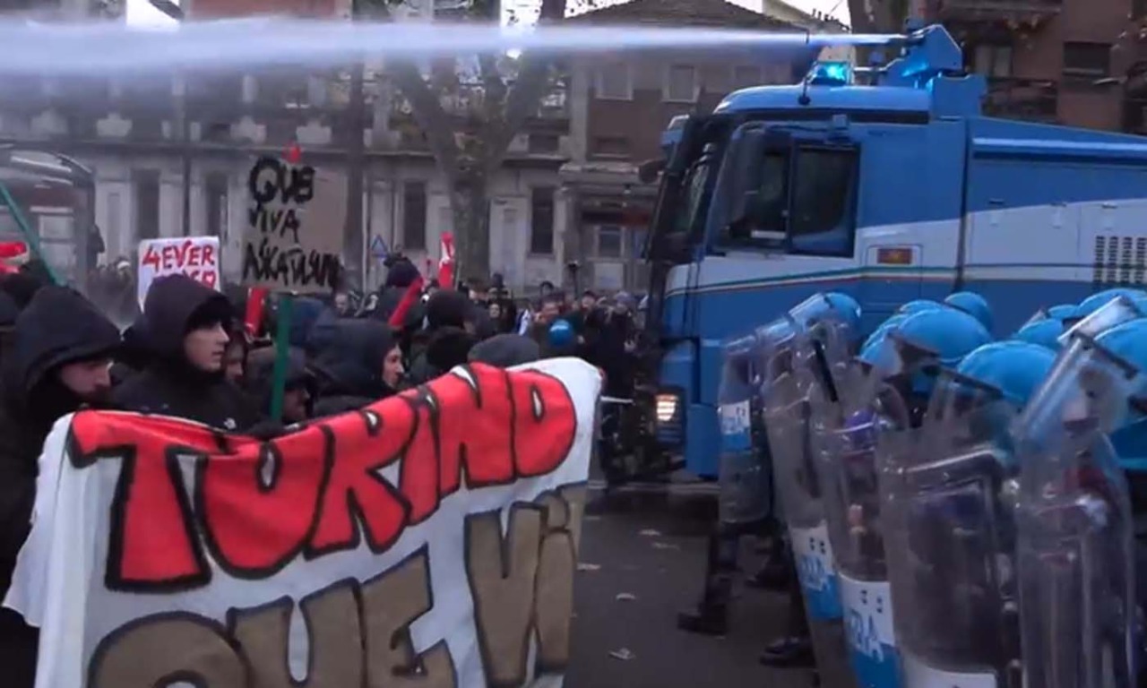 Duri scontri a Torino tra manifestanti e Polizia al corteo per il centro sociale Askatasuna