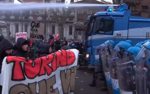 Duri scontri a Torino tra manifestanti e Polizia al corteo per il centro sociale Askatasuna