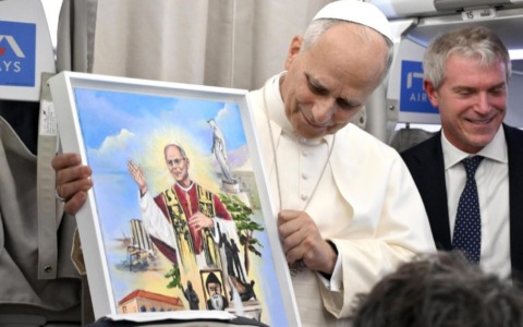 Papa Leone di ritorno dal viaggio apostolico loda l’Italia: “Capace storicamente di essere intermediario”