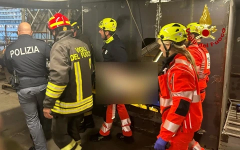 Tir travolge un cantiere: morto un operaio, gravissimo un collega