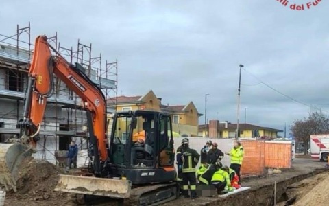 Travolto dalla terra durante uno scavo, muore operaio