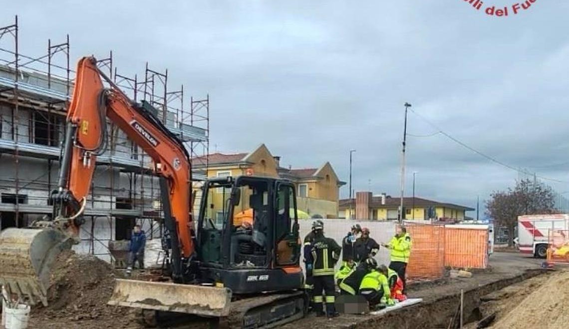 Trascinato dal nastro trasportatore e inghiottito da un macchinario, muore 27enne operaio