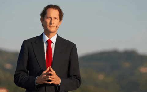 Tempi duri per John Elkann: criticato per Gedi e Stellantis, verso il processo anche per l’eredità Agnelli