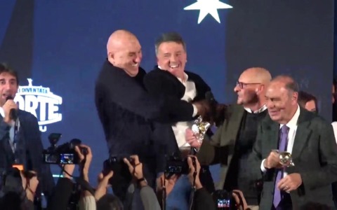 Atreju, show di Renzi (tra battute e siparietti). Conte lancia una stoccata al Pd: “Noi alleati di nessuno”