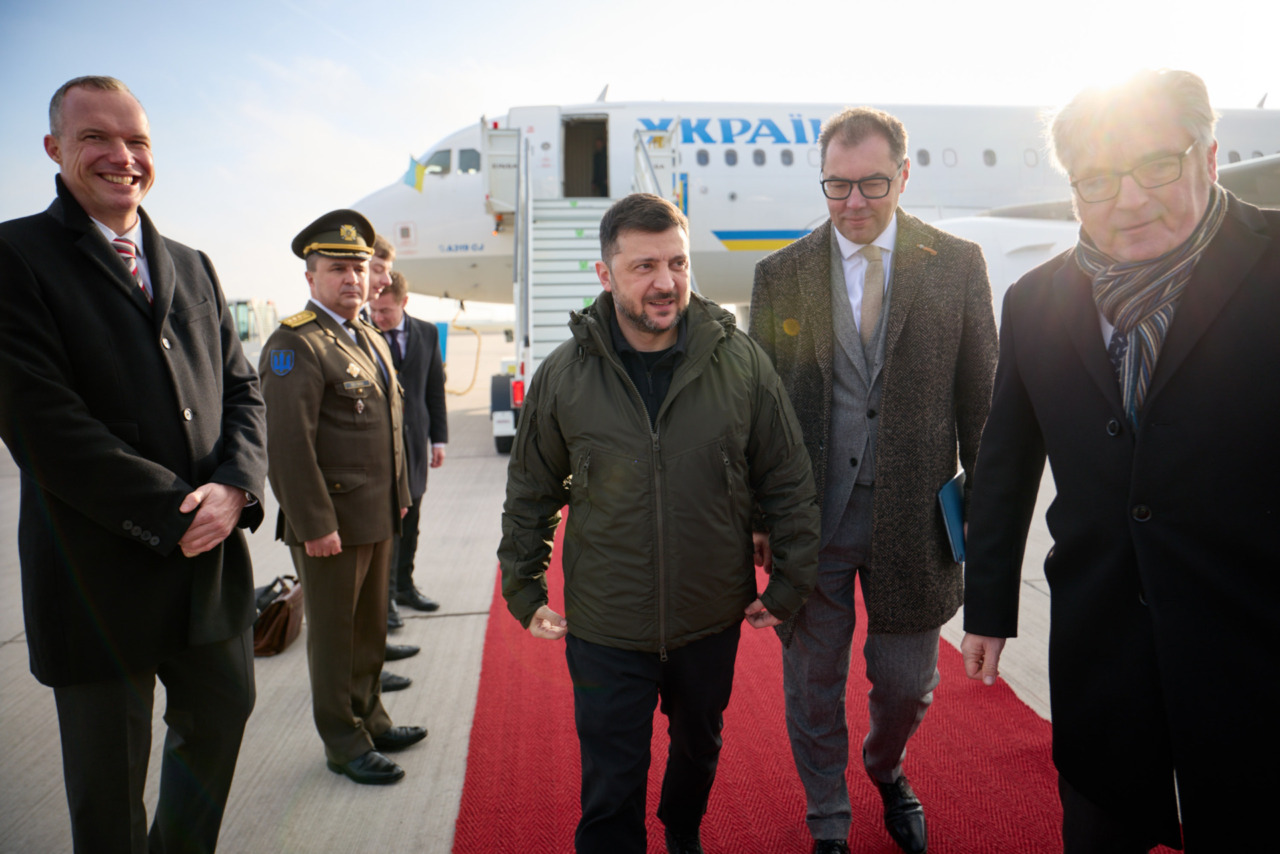 Ucraina, negoziati a Berlino: Zelensky pronto a rinunciare alla Nato in cambio di garanzie di sicurezza. Oggi Meloni in Germania