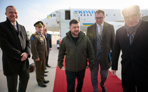 Ucraina, negoziati a Berlino: Zelensky pronto a rinunciare alla Nato in cambio di garanzie di sicurezza. Oggi Meloni in Germania