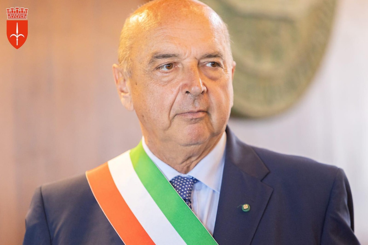 Elly Schlein come la Befana, bufera sul sindaco di Trieste