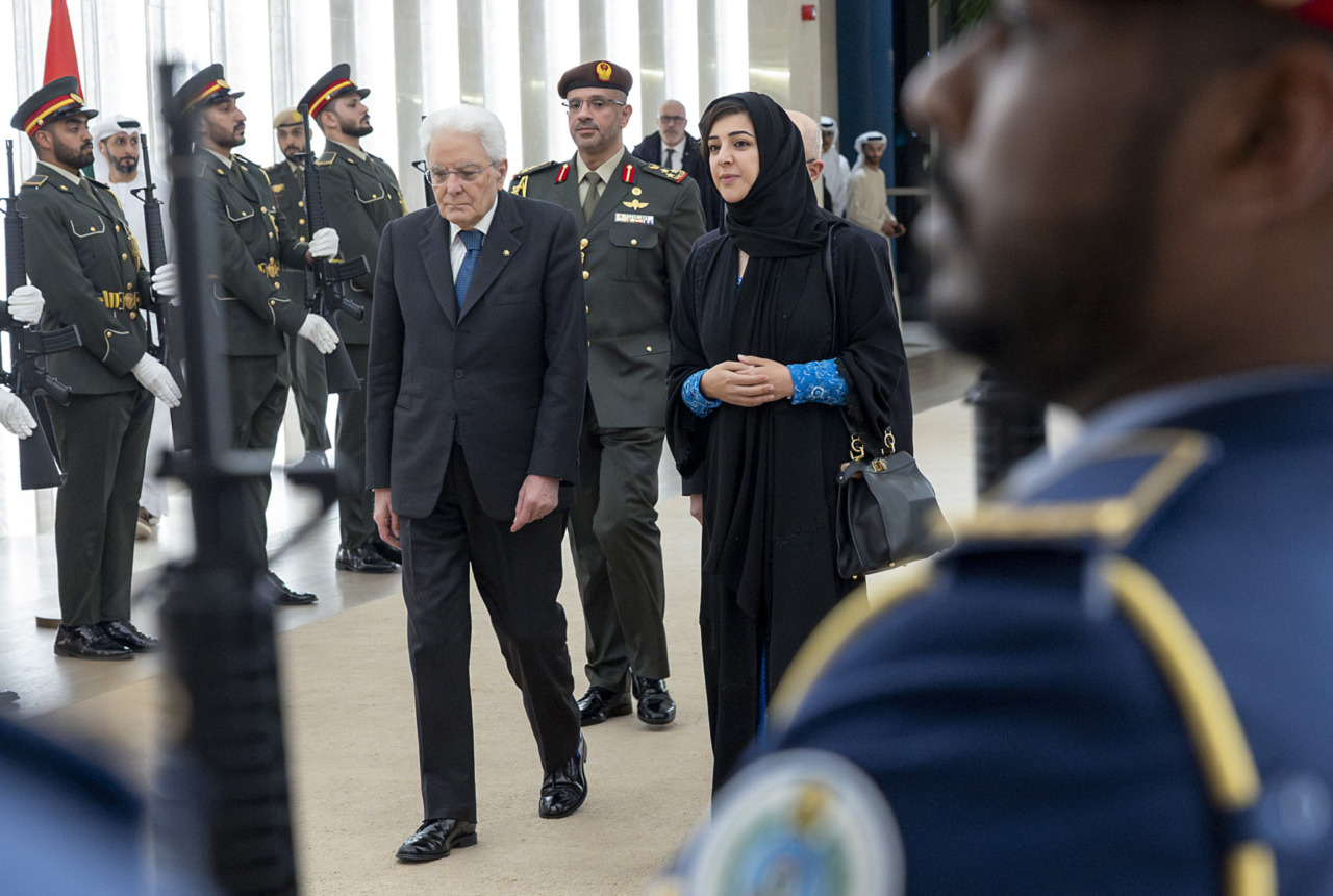 Il Presidente della Repubblica Sergio Mattarella accolto dalla Ministra per la cooperazione internazionale e inviata speciale per l'Italia, Reem Al Hashimy, al suo arrivo all'aeroporto Internazionale Zayed di Abu Dhabi, in occasione della visita di Stato negli Emirati Arabi Uniti