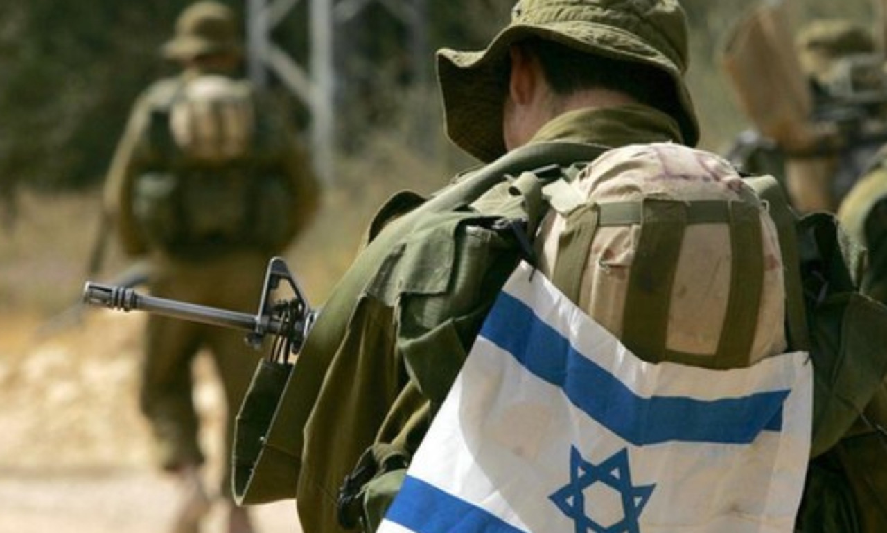 Colono israeliano armato costringe due carabinieri a inginocchiarsi in Cisgiordania. Meloni: “Inaccettabile”