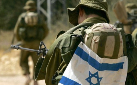 Colono israeliano armato costringe due carabinieri a inginocchiarsi in Cisgiordania. Meloni: “Inaccettabile”