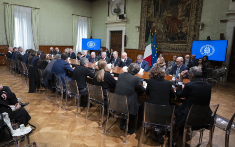 Crans-Montana, le famiglie delle vittime a Palazzo Chigi. Mantovano: “Italia parte civile, non saranno sole”