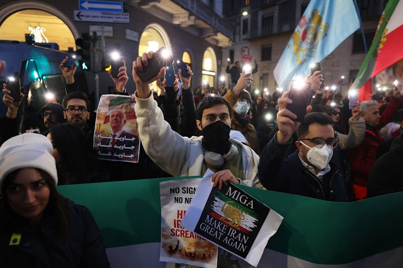 La repressione delle proteste diventa un massacro in Iran. Trump: "Arriviamo anche lì"