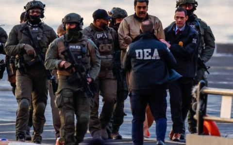 Maduro in tribunale con le catene ai piedi: “Sono prigioniero di guerra, sono io il presidente”